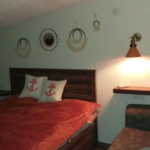 IldırGorkyHouseUrla的一间卧室配有一张带红色床单和枕头的床。