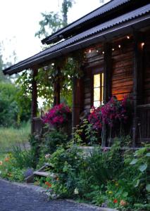 RingsakerVilla Leonore: Sommerhus m/strandlinje på Helgøya的前面有鲜花的小木屋