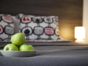 卡里拉阿萨瓦拉公寓式酒店的睡床上一碗青苹果