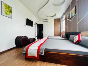 Ấp Bình ThươngNhà nghỉ gia bảo tây đô 68 cần thơ的一间卧室配有一张大床和一张沙发