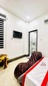 Ấp Bình ThươngNhà nghỉ gia bảo tây đô 68 cần thơ的卧室配有一张床和壁挂式平面电视。