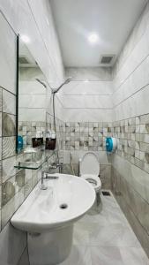 Ấp Bình ThươngNhà nghỉ gia bảo tây đô 68 cần thơ的浴室配有白色水槽和卫生间。