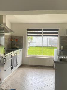 Slivnica pri MariboruApartman Slivnica pri Mariboru的厨房设有窗户、水槽和炉灶。
