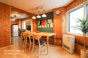 札幌Culture24的厨房以及带桌椅的用餐室。