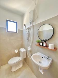 SudtunganNEW Modern Suite near Airport & Beach的一间带卫生间、水槽和镜子的浴室