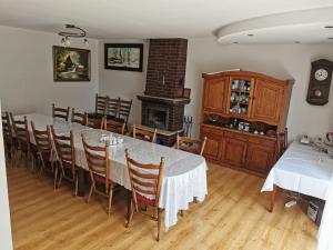 RyczówAgrostrzecha的一间带桌椅和壁炉的用餐室