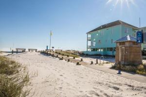 格尔夫海岸GulfShores BeachCondo - Pool - FreeParking - SummerTime! - Little Lagoon的一片拥有蓝色建筑和建筑的沙滩