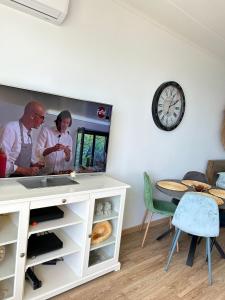 尼斯尼斯皇冠公寓的客厅配有电视和桌子