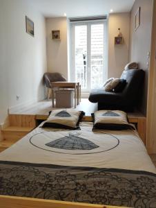 迪耶普House of twenty, calme,rue piétonne, proche de la mer, wifi gratuit的一间客房配有两张床和一张沙发