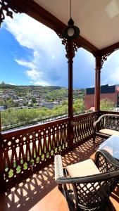 第比利斯Marmenio Hotel - Tbilisi的市景阳台配有椅子