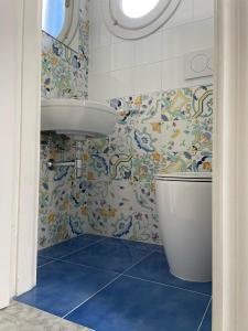 玛丽娜迪曼卡维萨Villa Azzurra的一间带水槽和卫生间的浴室