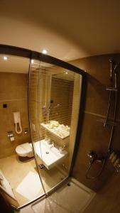 茨雷斯Hotel Kimen - Annex的带淋浴、盥洗盆和卫生间的浴室