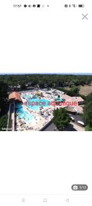 圣让-德蒙Mobil home Vendée的享有度假村游泳池的空中景致