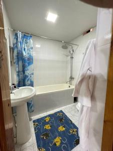 布哈拉Grand Nodirbek Boutique Hotel的浴室配有盥洗盆、卫生间和浴缸。