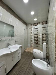 布哈拉Grand Nodirbek Boutique Hotel的一间带两个盥洗盆和酒窖的浴室