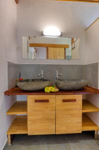 圣皮埃尔CHALETS TIKINOU的浴室设有木台上的两个盥洗盆