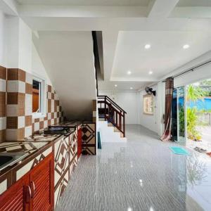 Ban Saiyuan (1)Phujhaofa villa club ( ไสยวน)的一个带台面和楼梯的厨房