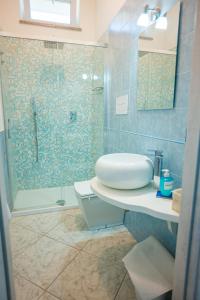 特拉蒙蒂Villa Bianca的带淋浴、卫生间和盥洗盆的浴室