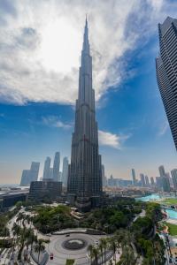 迪拜Prestige Living 1BR with Full Burj Khalifa View by Auberge的享有世界上最高的建筑的Burj khalifa的景色