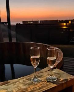 皮奇勒姆SaldeMar Playa Hermosa的两杯酒坐在桌子上,欣赏日落美景