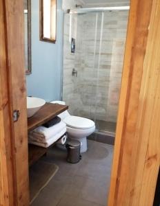 皮奇勒姆SaldeMar Playa Hermosa的浴室配有卫生间、盥洗盆和淋浴。