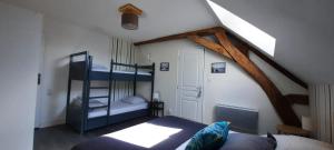 谢尔河畔圣乔治Gîte La Grange 9 pers的阁楼上的卧室配有两张双层床