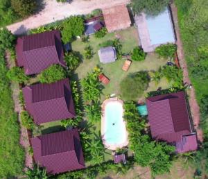 湄南海滩Samui Blue Bird的享有带游泳池的庭院的顶部景致