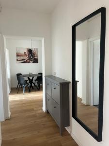德累斯顿Monteur-& Ferienwohnung Eichmann的镜子,房间带桌子和饭厅