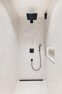 卑尔根Bryggen Living的一间设有白色大理石墙壁和淋浴的浴室