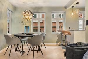 卑尔根Bryggen Living的厨房以及带桌椅的用餐室。