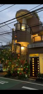 东京東洋の家-畳み部屋小庭園的一座建筑前有圣诞树的建筑