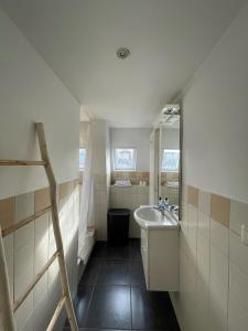 芬洛阿赫特芬洛住宿加早餐旅馆的一间带水槽和镜子的小浴室