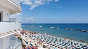 贝拉里亚-伊贾马里纳墨西哥酒店的享有海滩美景,配有遮阳伞和海洋美景。
