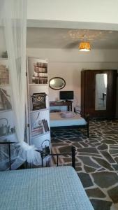 加里尼Anna's Cottage Home的一间卧室配有一张床和镜子