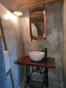 加里尼Anna's Cottage Home的一间带水槽和桌子镜子的浴室