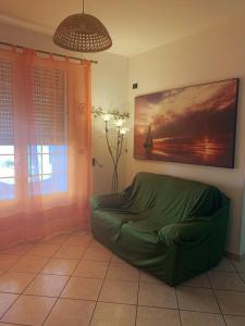 莱乌卡CASA LEUCA的一间客厅,在房间内配有绿色的搁脚凳