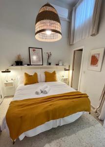 桑卢卡尔-德巴拉梅达Santo Domingo - Centro的一间卧室配有一张带黄色毯子的大床