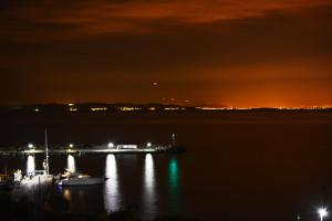 迈加洛丘里日出一室公寓式酒店的夜间在水中乘船欣赏海港景色