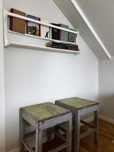 弗洛姆Indreli feriehus的一间设有两张桌子的房间和一个带书籍的书架