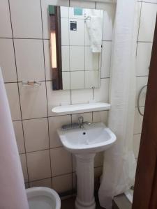 雅温得RÉSIDENCE TCHAMS的一间带水槽、镜子和卫生间的浴室