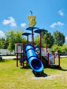 帕塔亚什Bumgalow 5X的公园里一个带蓝色滑梯的游乐场