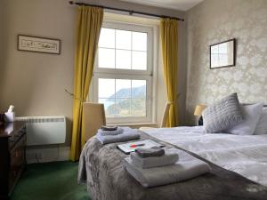 林顿西奈之家酒店的一间卧室设有床和黄色窗帘的窗户