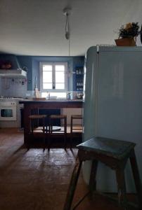 圣阿尔坎杰洛-迪罗马涅la casina nel tempo的厨房配有桌子和冰箱