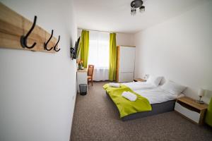 Ober WüstegiersdorfRezydencja Klonowa的一间卧室配有一张黄色毯子床