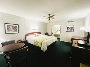The Madison Inn Motel客房内的一张或多张床位