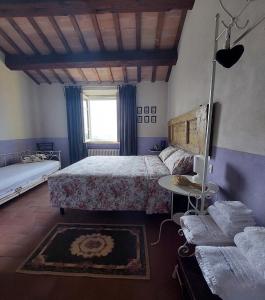 圣阿尔坎杰洛-迪罗马涅la casina nel tempo的一间卧室设有两张床和窗户。
