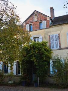 SormeryLa Demeure d'Othe的前面有一棵树的老房子