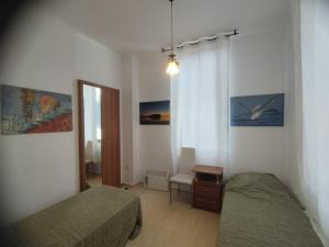 切佩拉雷Zornica Guest House的一间小卧室,配有两张床和窗户