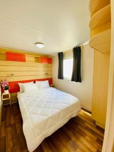 BurinhosaBungalow 4x3的卧室设有一张白色大床和一扇窗户。
