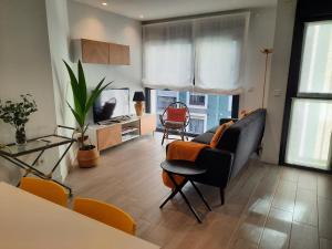 希洪Apartamento Dindurra Centro Playa的客厅配有沙发和桌子